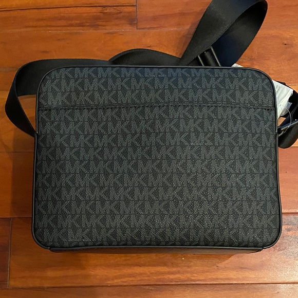 Michael Kors Black Logo Camera Style Bag —BRAND NEW w/Tags - Picture 3 of 3
